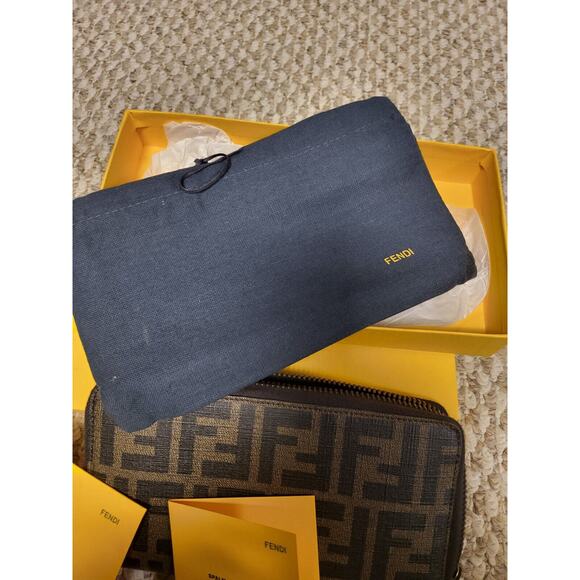 Fendi Zippered Wallet. Zipper Pull Is Missing But Can Easily Be Replaced And... - Picture 8 of 9